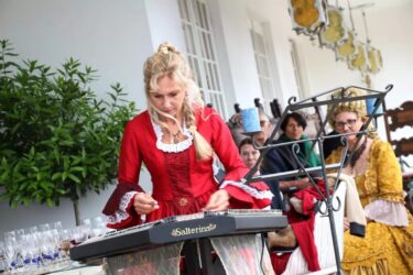 Konzert Hammer Villa 375x250 - Barockkonzert im Garten der "Hammer-Villa"