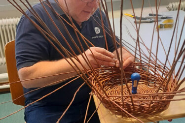 Korbflechten 375x250 - Korbflechten: Runder Weidenkorb mit Henkel