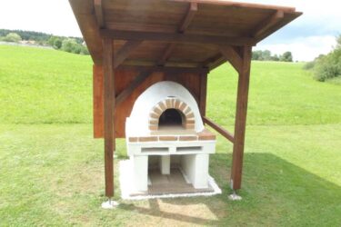 Lehmofen 375x250 - Lehmbackofen bauen – in zwei Tagen