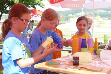 ferien 2018 KKT 03 375x250 - Kinderkreativtage 2018