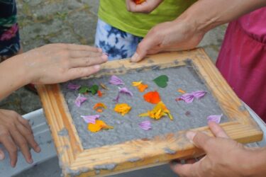 Kurs: Papier schöpfen papier 2 375x250 - Kurs: Papier schöpfen